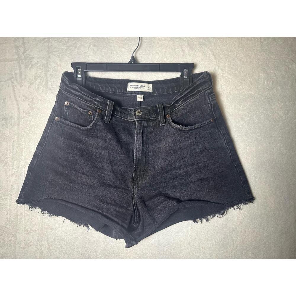 Abercrombie & Fitch The 90s Relaxed Cutoff Short
High Rise Size 29
